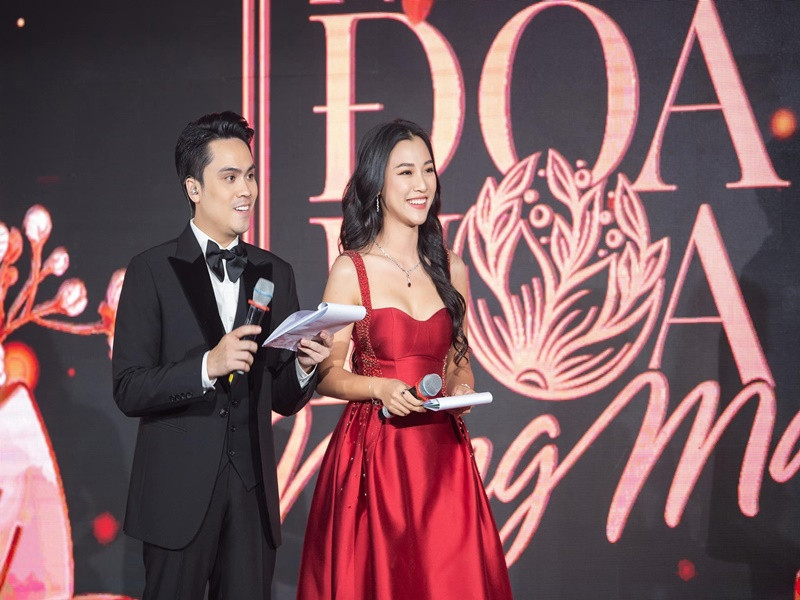 Hoàng Oanh miệt mài dẫn chương trình hậu ly hôn.