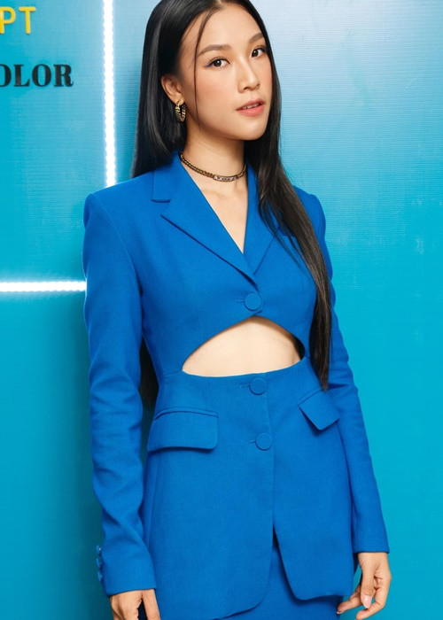 Nữ MC miệt mài làm việc để kiếm tiền nuôi con nhỏ.