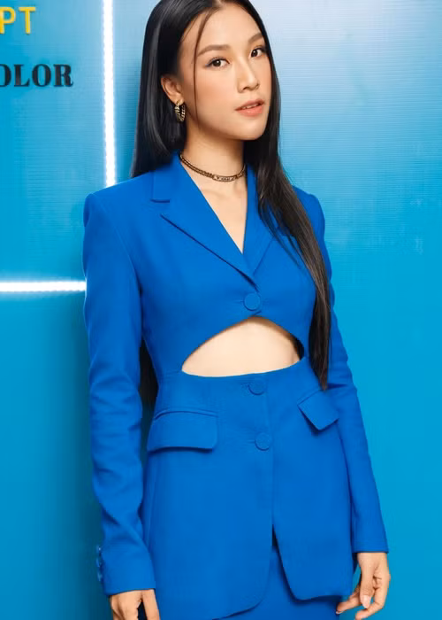 Nữ MC miệt mài làm việc để kiếm tiền nuôi con nhỏ.