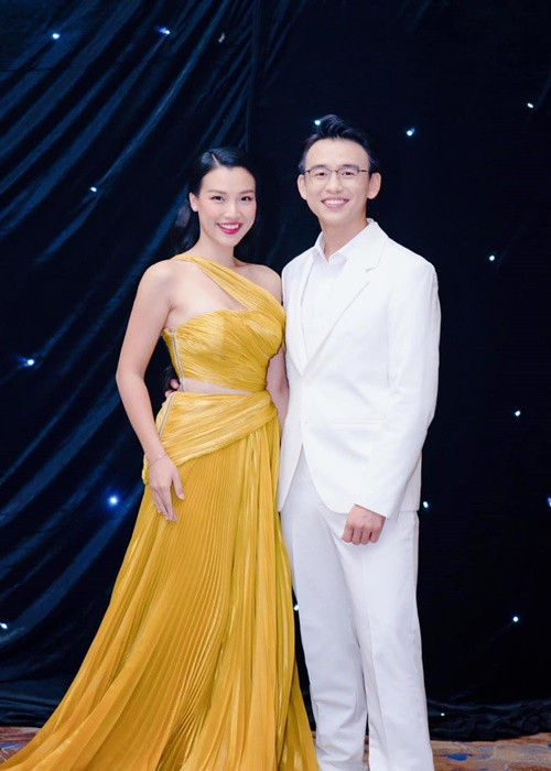 Người đẹp dẫn chương trình cùng các đồng nghiệp nam.