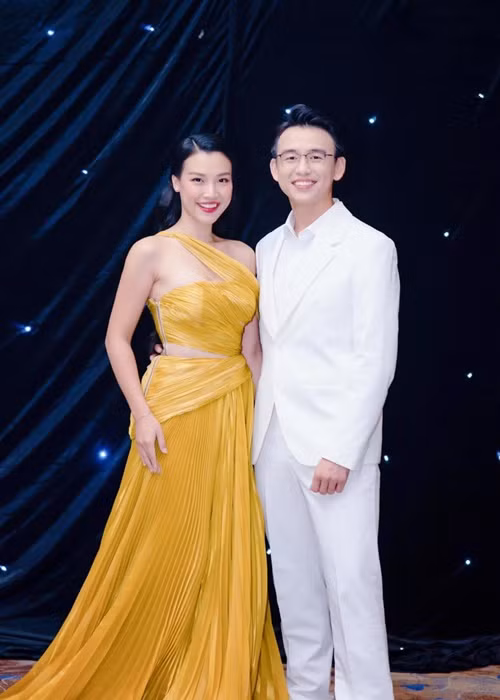 Người đẹp dẫn chương trình cùng các đồng nghiệp nam.