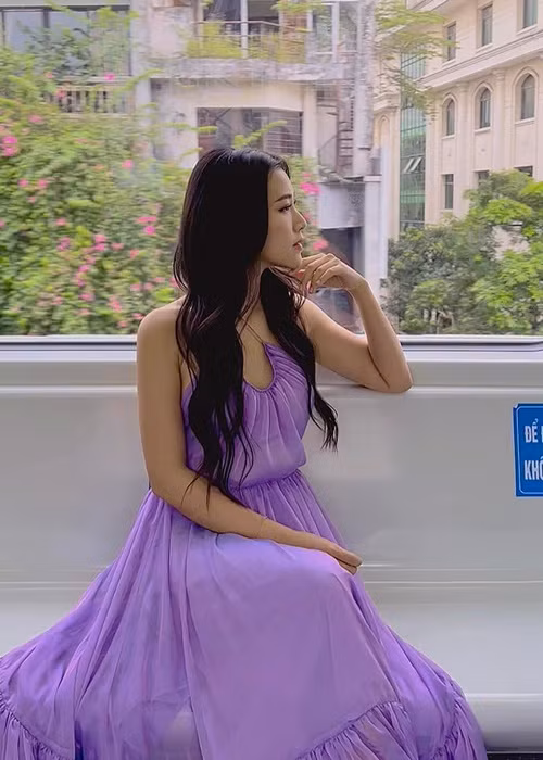 Xinh đẹp, tài năng, tuy nhiên đường tình duyên của Hoàng Oanh không được suôn sẻ như mong đợi. Nhiều người hy vọng nữ MC sẽ sớm tìm được bến đỗ bình yên sau khi y hôn.