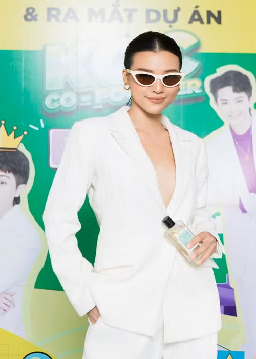 Nữ MC gợi cảm với phong cách vest không nội y.