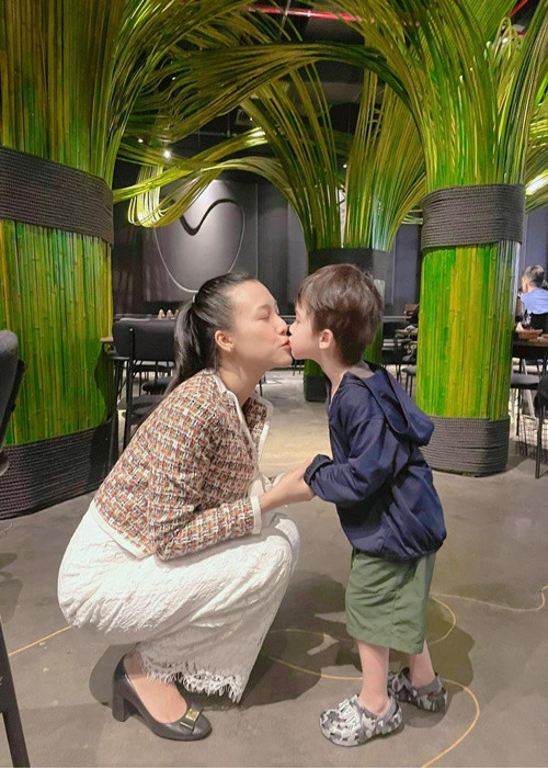 Trên trang cá nhân, nữ MC vẫn thường xuyên đăng tải khoảnh khắc bên con.