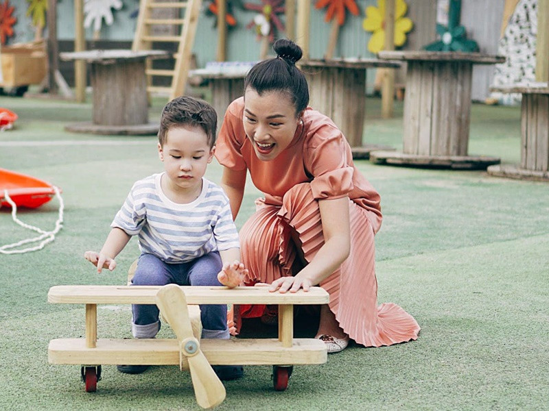 Hoàng Oanh và chồng cũ cùng yêu thương, chăm sóc con trai dù không còn chung sống.