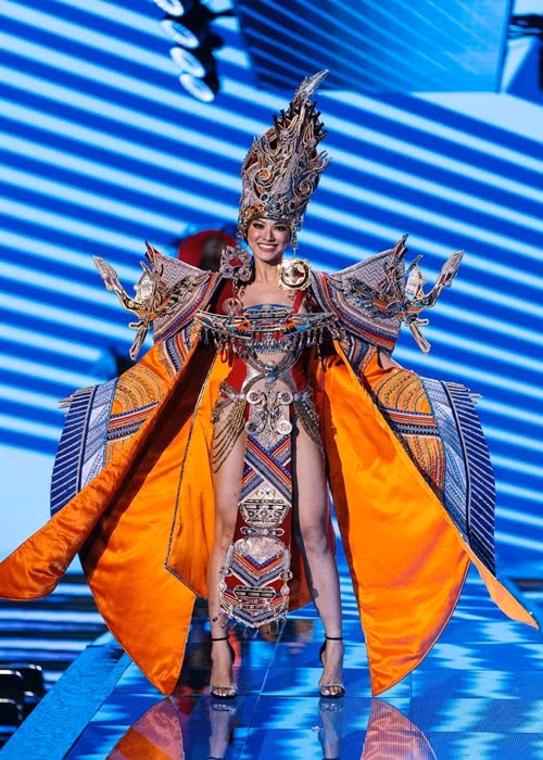 Người đẹp trình diễn trang phục dân tộc. Ảnh: FBNV