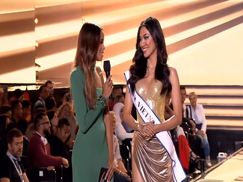 Ở phần ứng xử của top 12, Kim Duyên chia sẻ: "Nếu trở thành người chiến thắng tối nay, tôi sẽ không chỉ dùng sức ảnh hưởng ở trong nước mà còn đến với toàn thế giới. Tôi sẽ giúp đỡ trẻ em Việt Nam cũng như trẻ em trên thế giới để theo đuổi ước mơ". Ảnh: FBNV