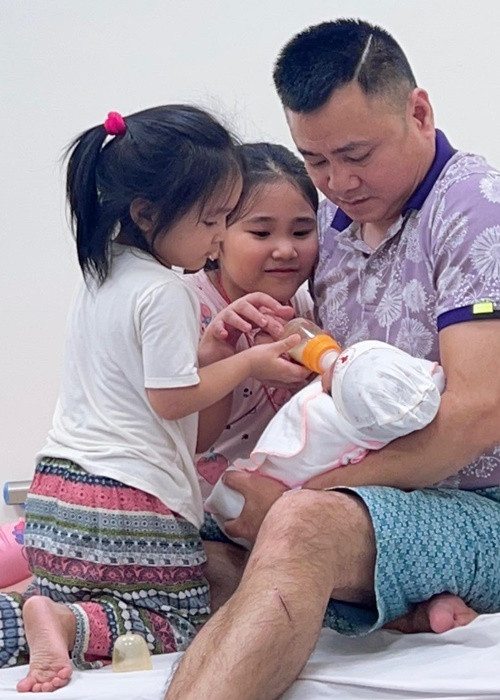 Tự Long túc trực bên Minh Nguyệt khi cô sinh con thứ 3.