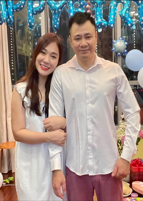 Bà xã Tự Long từng tâm sự trên Vietnamnet về việc kết hôn với nghệ sĩ nổi tiếng: “Tôi phải làm quen với nhiều thói quen mới của chồng cũng như những đặc thù công việc và hào quang của một người nổi tiếng mang lại. Tôi cũng thích nghi dần và tìm thấy những niềm vui trong đó. Anh Tự Long cũng thay đổi nhiều để phù hợp cũng như chia sẻ với tôi nhiều hơn nên tôi cảm thấy cuộc sống dễ chịu và không có phiền muộn gì về sự nổi tiếng của chồng".