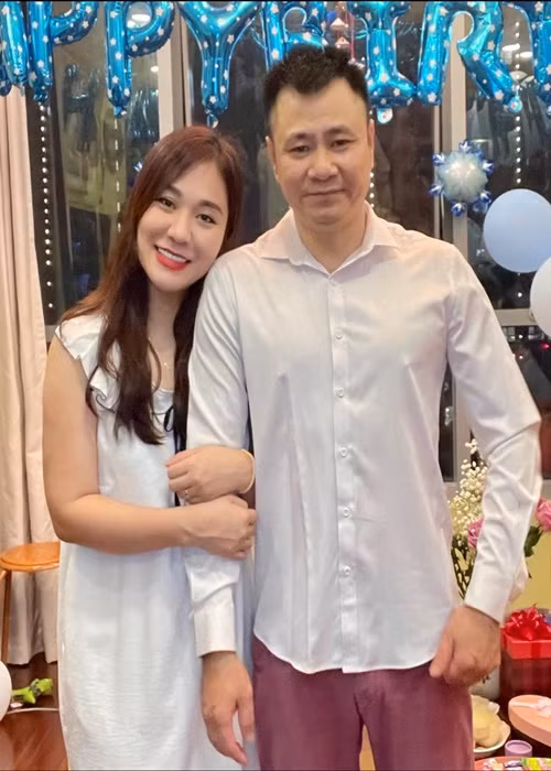 Bà xã Tự Long từng tâm sự trên Vietnamnet về việc kết hôn với nghệ sĩ nổi tiếng: “Tôi phải làm quen với nhiều thói quen mới của chồng cũng như những đặc thù công việc và hào quang của một người nổi tiếng mang lại. Tôi cũng thích nghi dần và tìm thấy những niềm vui trong đó. Anh Tự Long cũng thay đổi nhiều để phù hợp cũng như chia sẻ với tôi nhiều hơn nên tôi cảm thấy cuộc sống dễ chịu và không có phiền muộn gì về sự nổi tiếng của chồng".