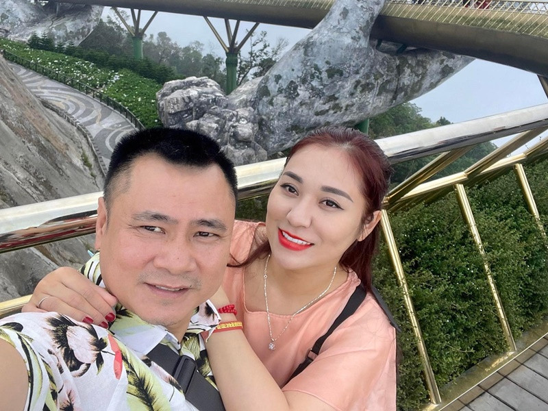 Minh Nguyệt không quản lý chuyện tiền nong của chồng nhưng Tự Long chủ động đưa tất cả thẻ ngân hàng, tiền lương hàng tháng cho bà xã.