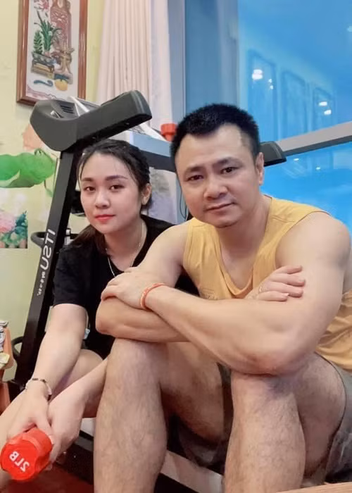 Vợ chồng Tự Long đều bận rộn với công việc nên niềm vui đôi khi chỉ là cùng nhau làm những việc đơn giản như tập thể dục, đi mua sắm, chăm sóc các con, tổ chức sinh nhật, kỷ niệm tại nhà.