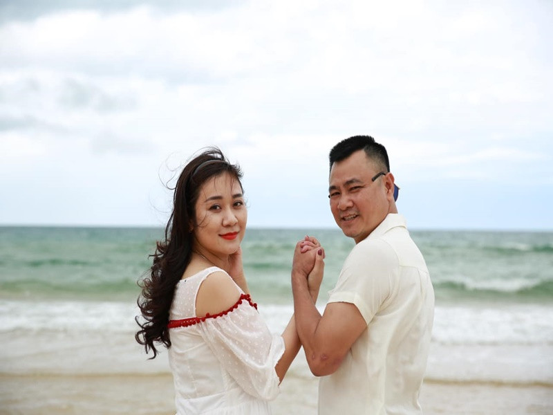 Sau cuộc hôn nhân đầu tiên đổ vỡ, nghệ sĩ Tự Long hẹn hò Minh Nguyệt. Nửa kia của Tự Long sinh năm 1985, kém nam diễn viên 12 tuổi. Minh Nguyệt hiện tại là giảng viên khoa sân khấu điện ảnh của Đại học Văn hóa Nghệ thuật Quân đội.