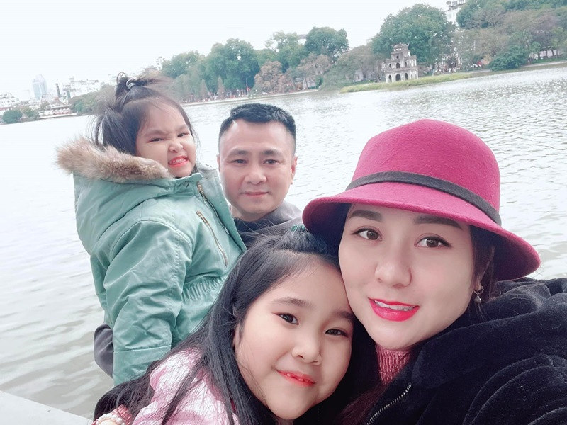 Bà xã Tự Long hiện là bà mẹ 3 con. Cô sinh hai con gái vào năm 2015 và 2019.