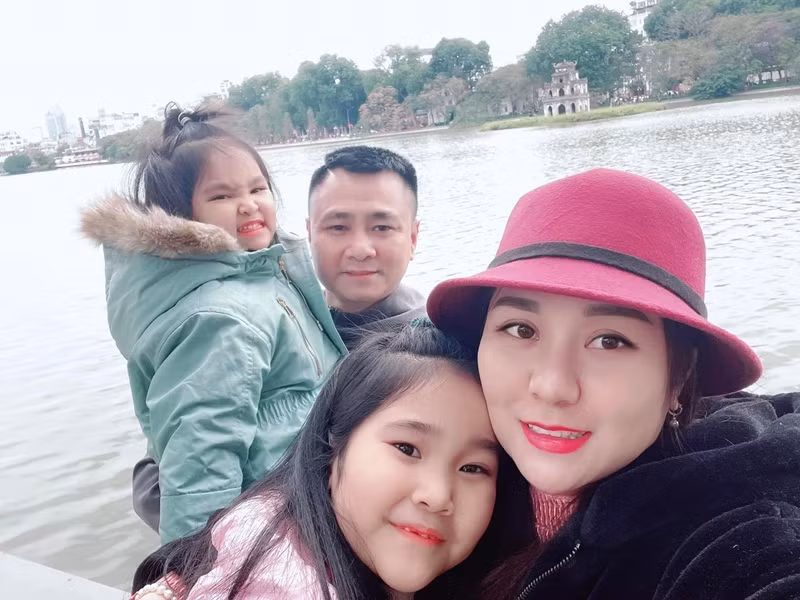 Bà xã Tự Long hiện là bà mẹ 3 con. Cô sinh hai con gái vào năm 2015 và 2019.