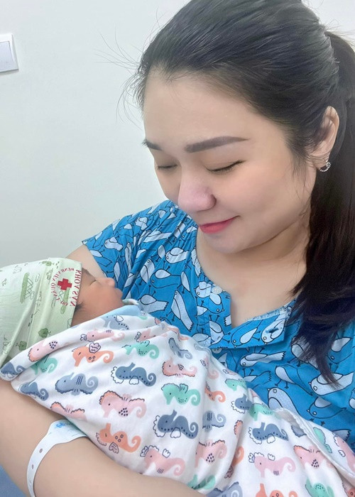 Con trai của Tự Long chào đời vào ngày 22/7, nặng 3,3 kg.