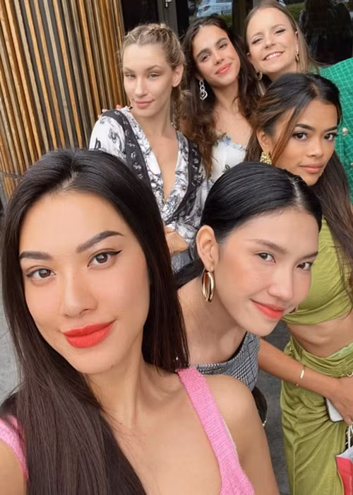 Hiện tại, đại diện Việt Nam chưa có mặt trong top 10 giải bình chọn do khán giả. Top 10 giải bình chọn do khán giả tạm thời có các đại diện: Trung Quốc, El Salvador, Ấn Độ, Indonesia, Nhật Bản, Kenya, Malaysia, Hà Lan, Philippines và Zambia. Theo ban tổ chức, người chiến thắng giải thưởng này sẽ vào thẳng top 12 chung cuộc. Ảnh: FBNV