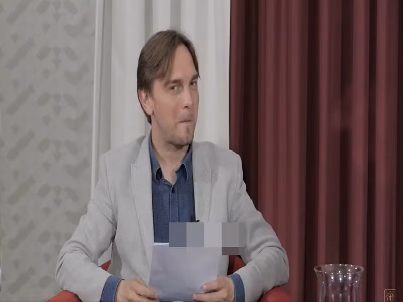 Tuy nhiên, Doraemon là chú mèo máy quen thuộc trong nền văn hóa Nhật Bản. Khi nghe câu trả lời của Kim Duyên, MC có biểu cảm hài hước. Ảnh: Thể thao văn hóa