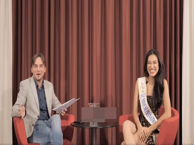  Kim Duyên vừa có phần thi vấn đáp ở đấu trường nhan sắc quốc tế khiến dư luận xôn xao. Cụ thể, khi MC đặt câu hỏi tiếng Anh với nội dung tạm dịch: "Bạn yêu thích nhân vật hoạt hình Walt Disney nào nhất?", Kim Duyên trả lời rằng cô thích Doraemon. Ảnh: Thể thao văn hóa