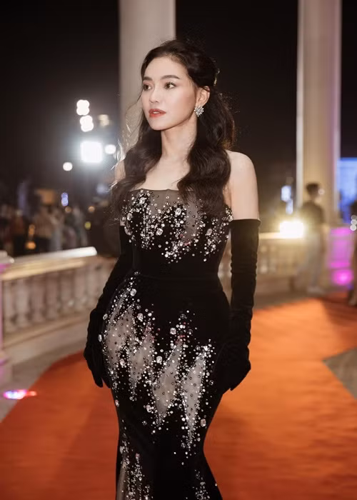 Sự nghiệp của "bà trùm hoa hậu" có lối rẽ quan trọng khi cô quyết định nghỉ việc, tách ra làm riêng, bán một ngôi nhà để lấy vốn thành lập công ty truyền thông.