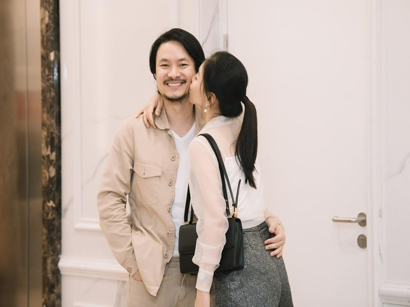 Theo Tri thức trẻ, khi còn là cán bộ của trường đại học, đạo diễn Hoàng Nhật Nam tham gia 1 khóa học về truyền thông, marketing có Kim Dung là giáo viên thỉnh giảng. Vẻ ngoài xinh đẹp của Kim Dung nhanh chóng khiến đạo diễn Hoàng Nhật Nam rung động.