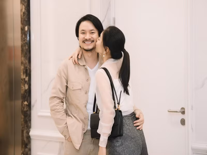 Theo Tri thức trẻ, khi còn là cán bộ của trường đại học, đạo diễn Hoàng Nhật Nam tham gia 1 khóa học về truyền thông, marketing có Kim Dung là giáo viên thỉnh giảng. Vẻ ngoài xinh đẹp của Kim Dung nhanh chóng khiến đạo diễn Hoàng Nhật Nam rung động.