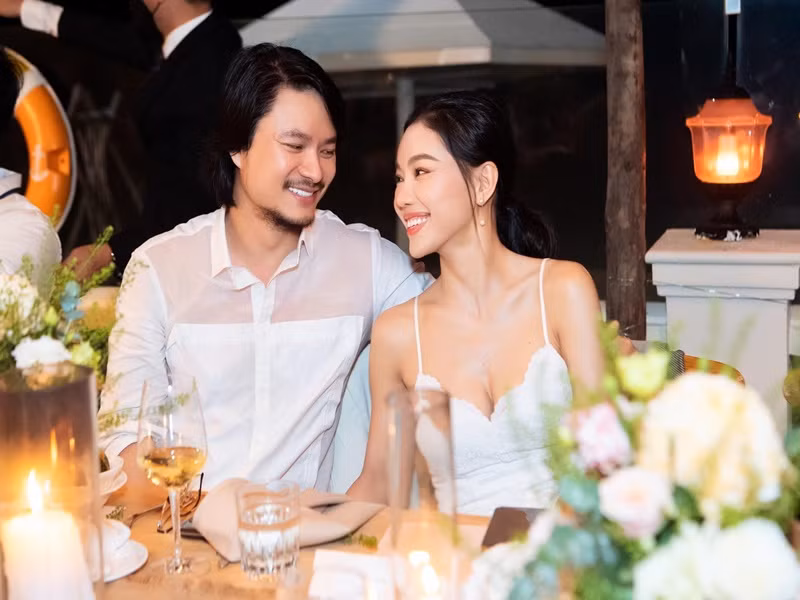 Một lần Kim Dung bị ốm, nam đạo diễn mua bó hoa cẩm chướng màu hồng đến thăm. Trước khi ra về, anh bất chợt đề nghị ôm tạm biệt cô giáo. Kim Dung đồng ý, thế rồi chuyện tình của hai người bắt đầu.