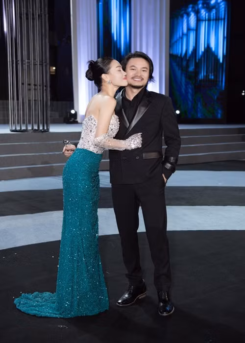 Cô là bà xã của đạo diễn tài năng Hoàng Nhật Nam.