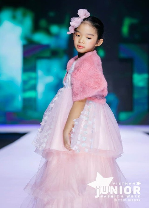 Bé Thỏ dành rất nhiều tình cảm yêu thương cho mẹ. Cô nhóc ủng hộ mẹ kết hôn với người chồng hiện tại là đạo diễn Nguyễn Ngọc Lâm.