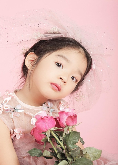 Không chỉ sở hữu vẻ ngoài xinh xắn, con gái Xuân Lan còn nét diễn xuất thần khi làm người mẫu.