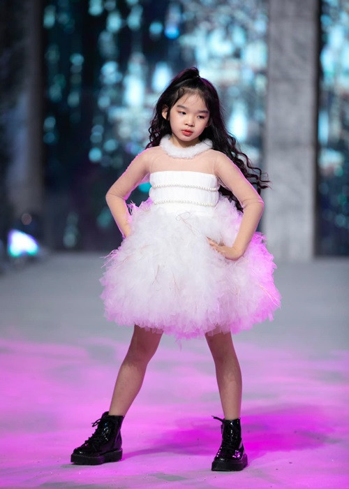 Nhóc tì nhà Xuân Lan tỏ ra khá dạn dĩ trước ống kính máy ảnh.