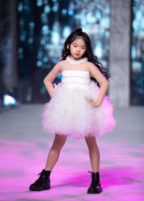 Nhóc tì nhà Xuân Lan tỏ ra khá dạn dĩ trước ống kính máy ảnh.