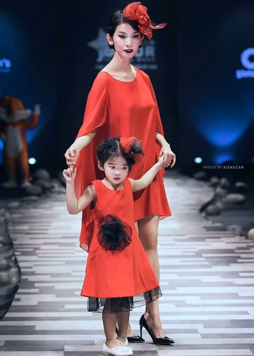 Xuân Lan cho con gái làm người mẫu ngay từ khi bé Thỏ còn nhỏ.