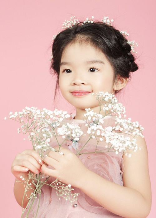 Bé Thỏ thừa hưởng những nét đẹp của mẹ. Cô nhóc sở hữu gương mặt xinh xắn và càng lớn càng đáng yêu.