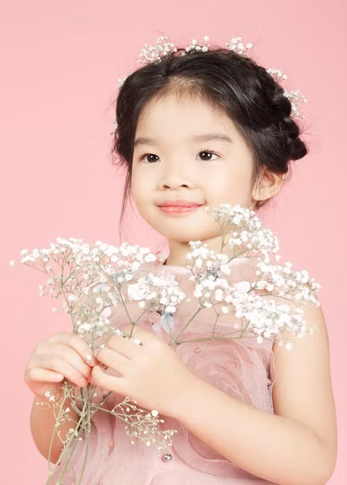 Bé Thỏ thừa hưởng những nét đẹp của mẹ. Cô nhóc sở hữu gương mặt xinh xắn và càng lớn càng đáng yêu.