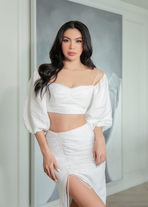 Minh Tú từng yêu một anh chàng đẹp trai, giàu có, học vấn cao. Người đàn ông này muốn đưa nữ người mẫu ra nước ngoài học tập, định cư. Đối với Minh Tú, lời đề nghị này chẳng khác gì cơ hội đổi đời. Ảnh: FBNV