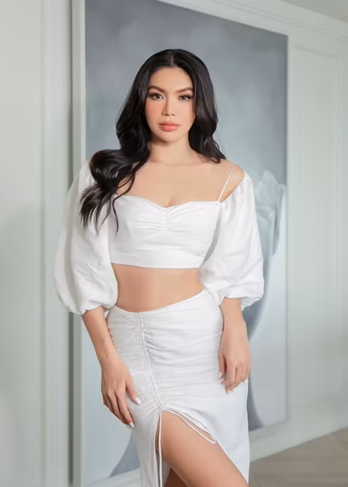 Minh Tú từng yêu một anh chàng đẹp trai, giàu có, học vấn cao. Người đàn ông này muốn đưa nữ người mẫu ra nước ngoài học tập, định cư. Đối với Minh Tú, lời đề nghị này chẳng khác gì cơ hội đổi đời. Ảnh: FBNV