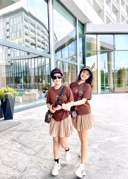 Suti có chiều cao vượt chị gái Suli.