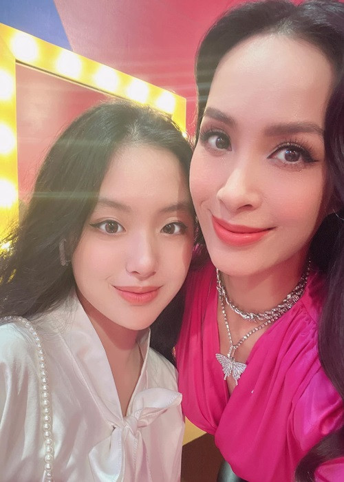 Bà xã của Minh Khang đưa ái nữ thứ hai cùng đi làm. Chia sẻ khoảnh khắc của hai mẹ con, Thúy Hạnh hóm hỉnh viết: "Đưa nàng đi làm cùng mà nàng chiếm hết cả visual của mẹ".