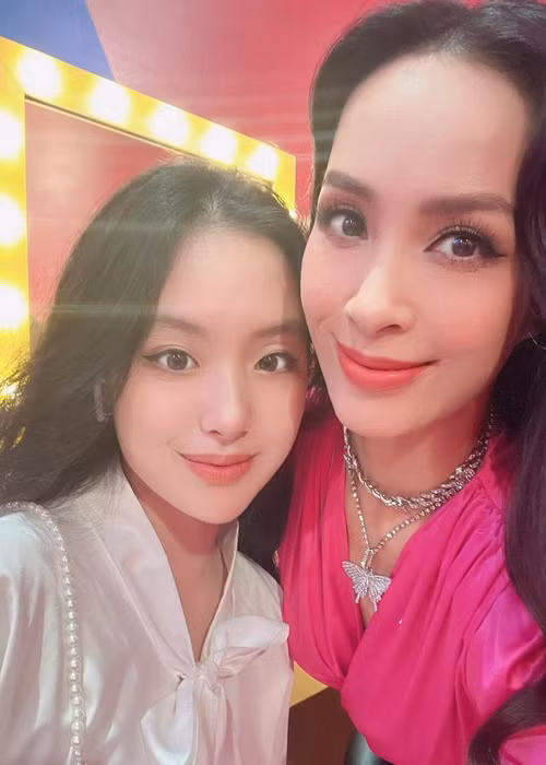 Bà xã của Minh Khang đưa ái nữ thứ hai cùng đi làm. Chia sẻ khoảnh khắc của hai mẹ con, Thúy Hạnh hóm hỉnh viết: "Đưa nàng đi làm cùng mà nàng chiếm hết cả visual của mẹ".