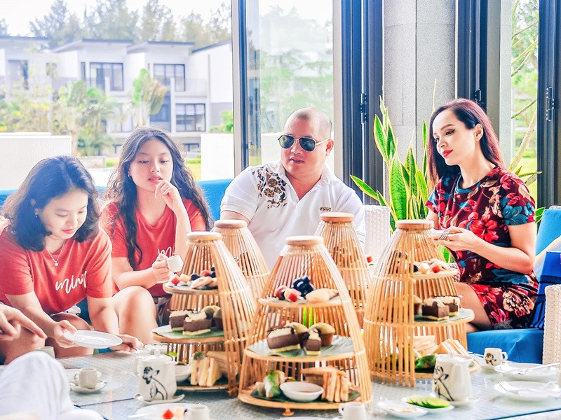 Đường nét trên khuôn mặt của Suti hài hòa.