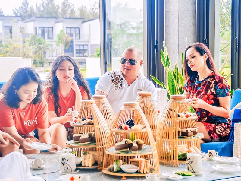 Đường nét trên khuôn mặt của Suti hài hòa.