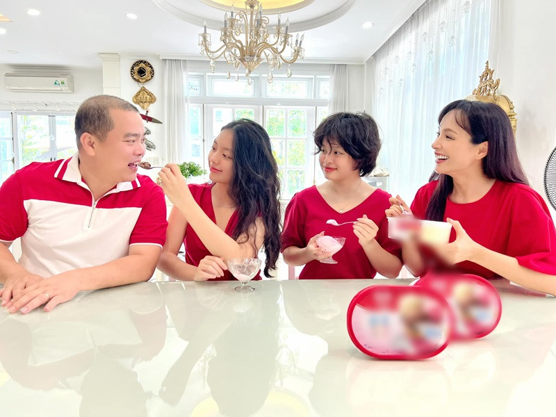 Nhiều người khen ngợi Suti có gương mặt không góc chết ngay cả khi chụp nghiêng.