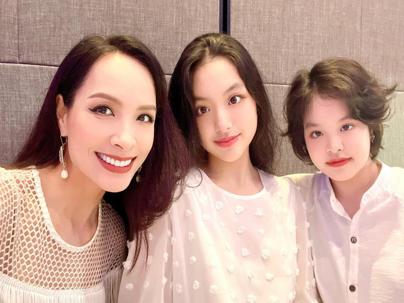 Là cô con gái thứ hai của Thúy Hạnh - Minh Khang, Suti hiện tại sở hữu gương mặt thanh tú.