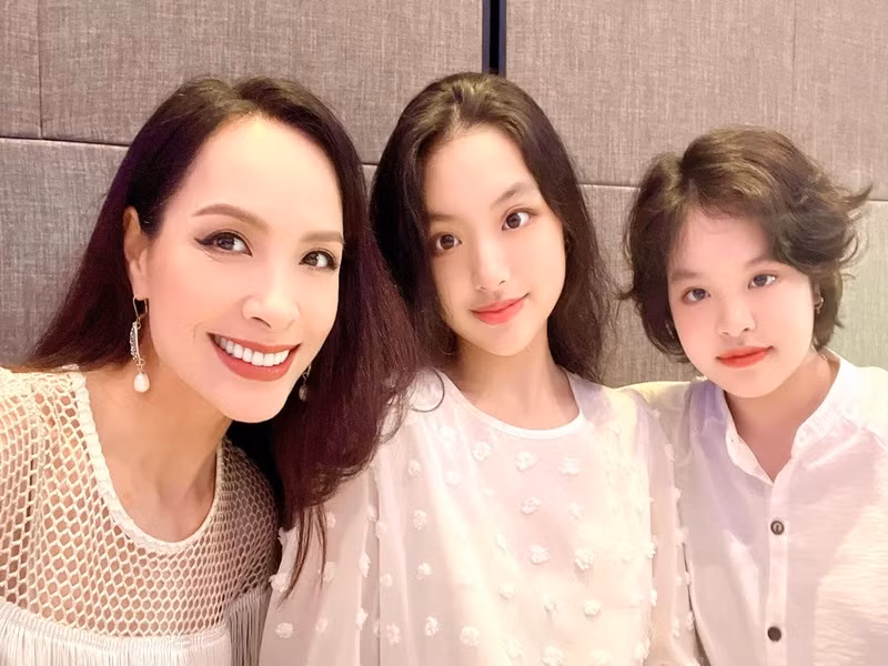 Là cô con gái thứ hai của Thúy Hạnh - Minh Khang, Suti hiện tại sở hữu gương mặt thanh tú.