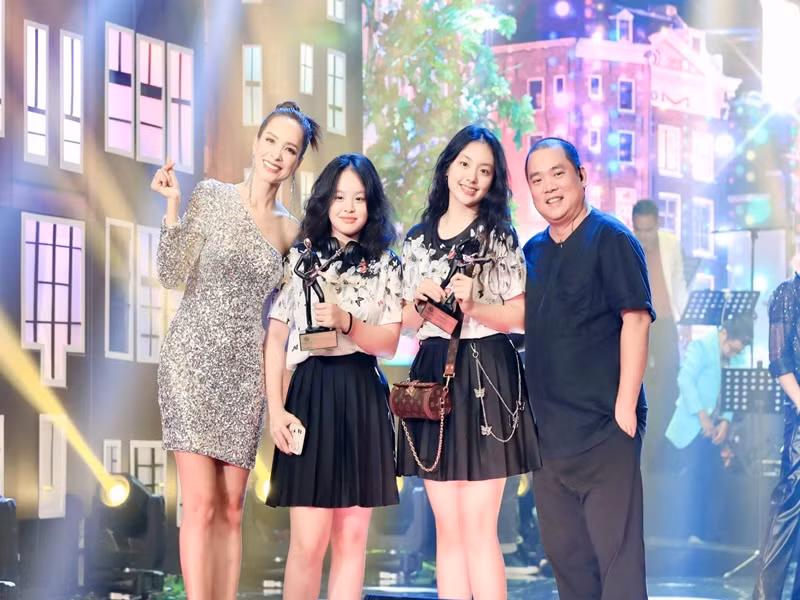 Cùng chung khung hình với hai con gái, Thúy Hạnh từng hài hước chia sẻ, cô cảm thấy bị tụt hạng nhan sắc.