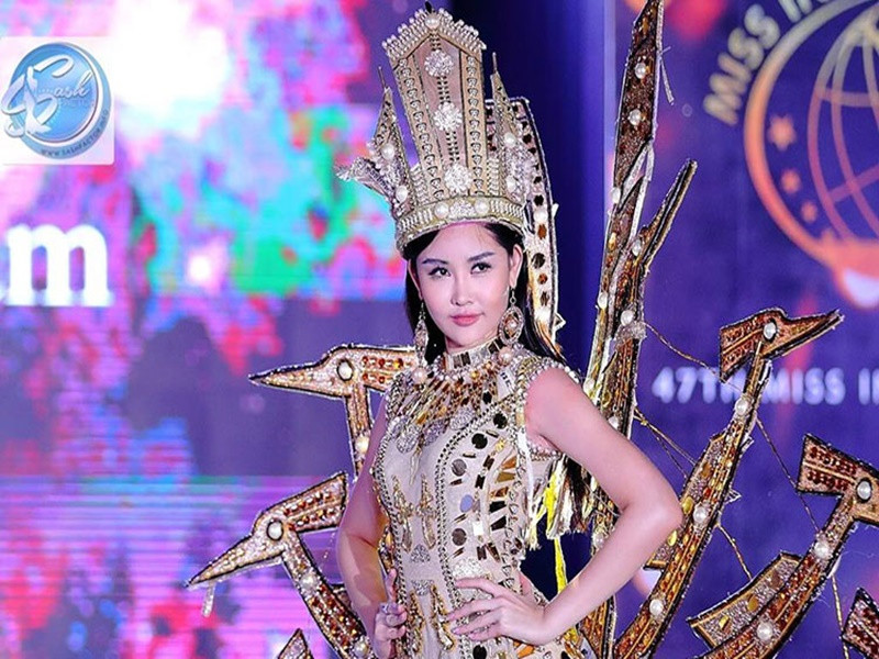 Sau cuộc thi Hoa hậu Đại dương Việt Nam 2017, Ngân Anh gây ồn ào khi thi chui và đoạt danh hiệu Á hậu 4 cuộc thi Hoa hậu Liên lục địa 2018. Phía Cục Nghệ thuật Biểu diễn cho biết, Cục không cấp phép cho Ngân Anh thi quốc tế bởi những sai phạm của ban tổ chức cuộc thi Hoa hậu Đại dương 2017 nên Cục không công nhận giải thưởng của Ngân Anh tại Việt Nam. Ảnh: Sash Factor