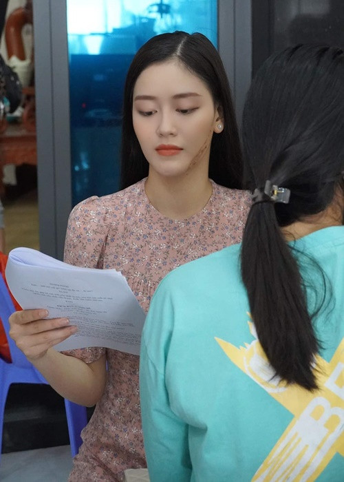 2 năm gần đây, Thanh Ngân dành tâm sức cho việc học kịch nói bài bản với thầy giáo NSND Việt Anh, nghệ sĩ Ngọc Tưởng, NSND Hồng Vân. Ảnh: FBNV