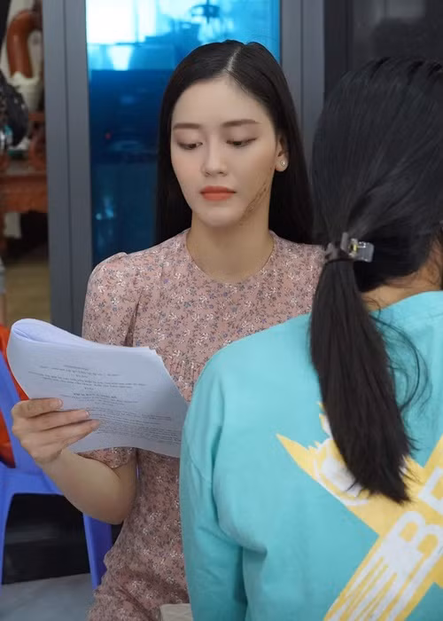 2 năm gần đây, Thanh Ngân dành tâm sức cho việc học kịch nói bài bản với thầy giáo NSND Việt Anh, nghệ sĩ Ngọc Tưởng, NSND Hồng Vân. Ảnh: FBNV