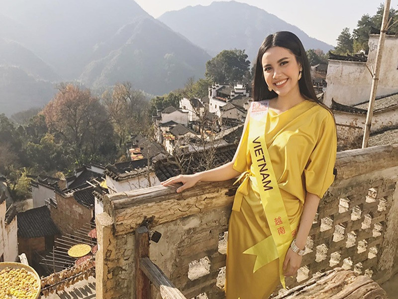 Sau cuộc thi Hoa hậu Đại dương 2017, Diệu Thùy đại diện Việt Nam tham gia cuộc thi Nữ hoàng Du lịch Quốc tế năm 2017. Thành tích mà cô đoạt được tại cuộc thi này là top 30, 2 giải phụ trang phục dân tộc đẹp nhất và trang phục dạ hội đẹp nhất. Ảnh: FBNV